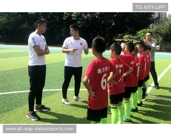 球员赛后主动为青训学员签名激励更多孩子坚持训练